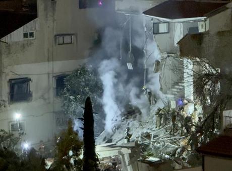 Demir kubbe bir kez daha delindi! İran füzesi İsrail’i vurdu… Yaralılar var