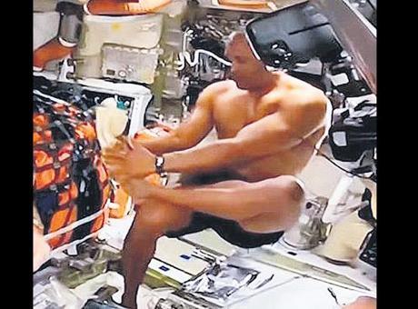 ‘Uzay duşu’ alırken kameraya yakalandı