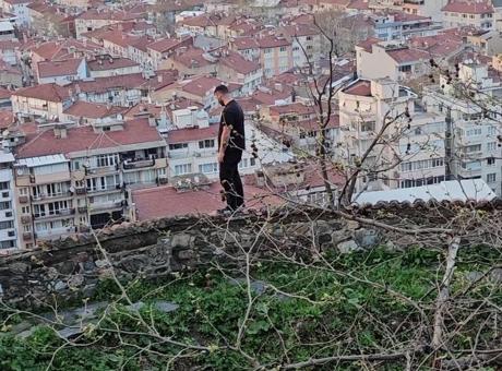 Bursa’da surlara çıkan adam, 'Ezgi gelmezse atlarım' dedi! Jiletlerle intihar tehdidi savurdu