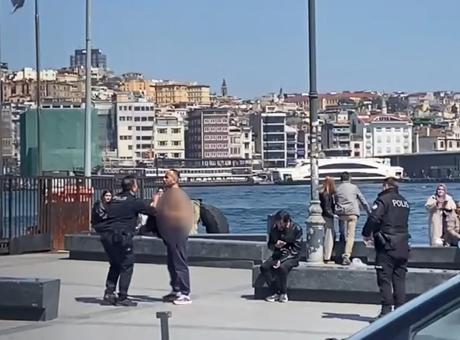 Sirkeci’de dehşet anları! Döner bıçağıyla boğazını kesti, kalabalığın ortasında kanlar içinde yürüdü