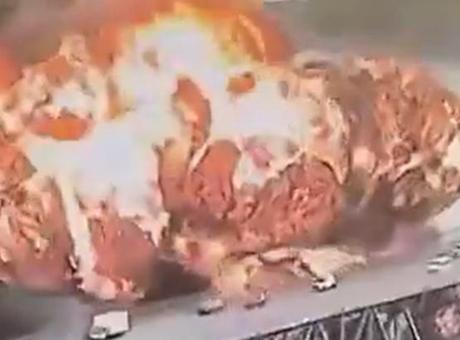 Panama'da köprünün altındaki yakıt kamyonu patladı! Dehşet anı kamerada