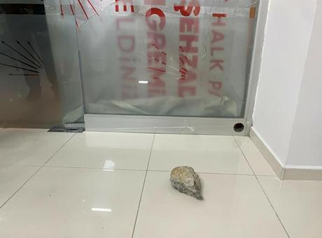 Manisa’da CHP ilçe binasına taşlı saldırı! Parti binasının camları indirildi