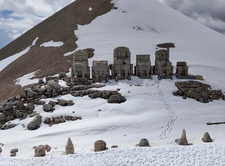 Nemrut Dağı’nda sezon açıldı! Karla kaplı dev heykeller ziyaretçileri büyüledi