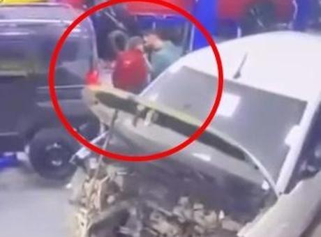 Bursa’da oto tamircisinde şiddet! 'Telefona baktın' diyerek çırağı dövdü