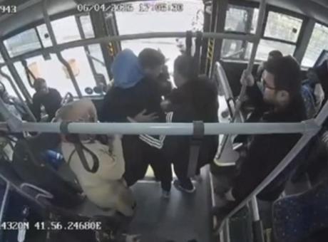 Direksiyon başında hayat kurtardı! Fenalaşan yolcu için güzergahı değiştirdi