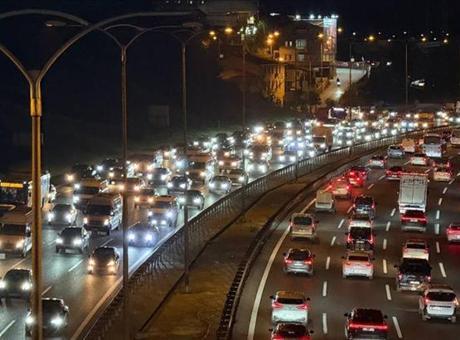 İstanbul'da akşam saatlerinde trafik kilit! Yoğunluk yüzde 85'e yükseldi