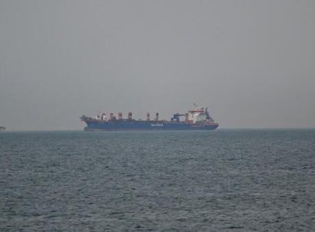 Ateşkesin ardından gözler Hürmüz Boğazı'ndan geçmeyi bekleyen gemilere çevrildi