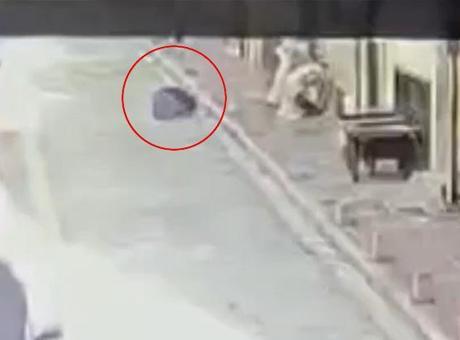 Alevlerden kaçarken dehşeti yaşadı! Cezaevinden izinli çıkan adamın 3. kattan atladığı an kamerada