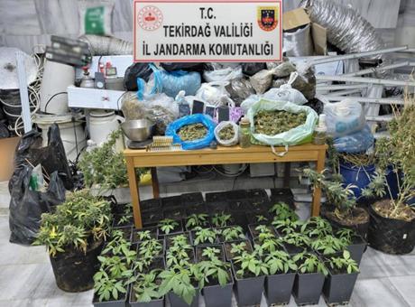 Ev değil 'uyuşturucu üssü' çıktı! Kaçak elektrikle kurduğu sistem şaşkına çevirdi