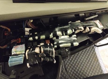 TIR’ın gizli bölmesinden çıkan servet komşuya kaldı! 101 bin euro kaçak para girişimi