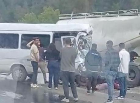 Isparta-Antalya karayolunda can pazarı! Tır ile minibüs çarpıştı: 7 ölü, 7 yaralı