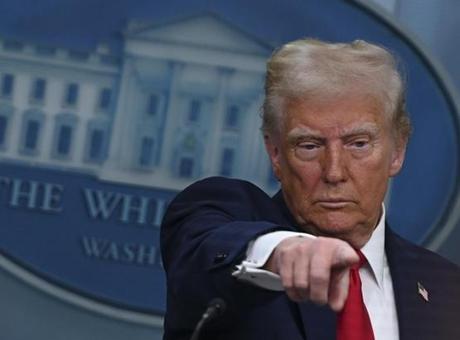 Trump'tan medyaya tehdit: Şarlatanlık yapıyorlar, federal soruşturma başlatılacak