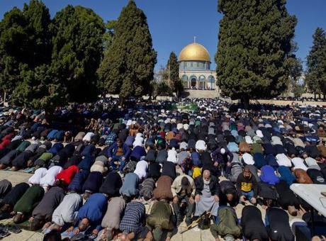 İsrail savaş bahanesiyle kapatmıştı! Mescid-i Aksa 41 gün sonra açıldı: Yüzlerce Müslüman saf tuttu