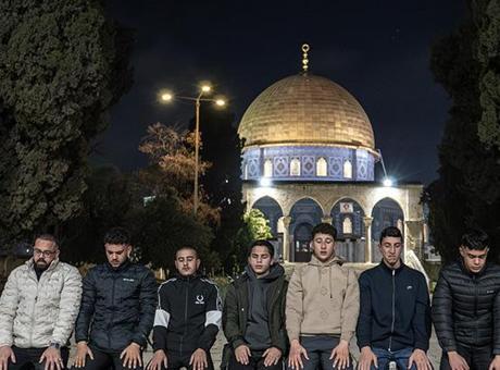 İsrail savaş bahanesiyle kapatmıştı! Mescid-i Aksa 41 gün sonra açıldı: Yüzlerce Müslüman saf tuttu