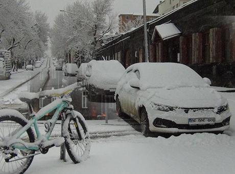 Birçok il nisan ayında karla uyandı: Sabah 04.00’ten beri bu manzaranın tadını çıkarıyorum