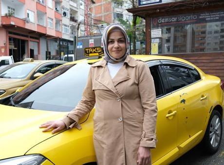 2 çocuk annesi direksiyon başında! Rize’de kadın taksici azmiyle takdir topluyor
