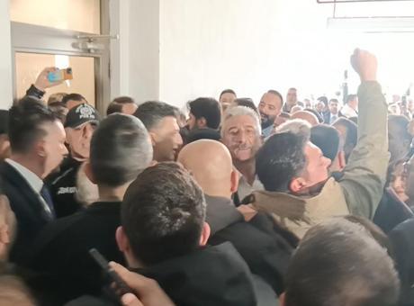 Seçim öncesi Bursa’da tansiyon yükseldi! Belediye önünde gazlı müdahale