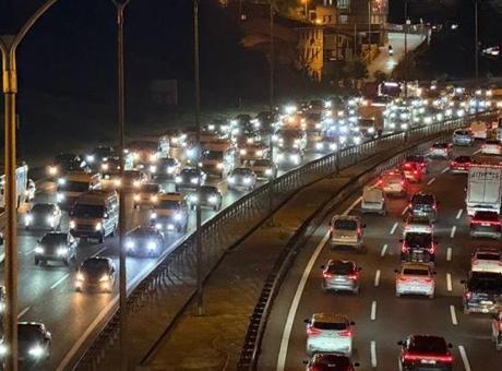 İstanbul'da akşam saatlerinde trafik yoğunluğu yaşanıyor! Yüzde 81'e çıktı