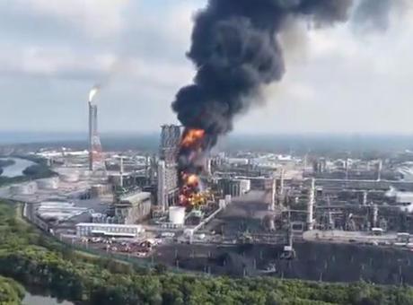 Meksika'daki petrol rafinerisinde bir ayda ikinci yangın! Bölgeden dumanlar yükseliyor