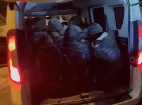 8 araçta yakalandılar! Hatay’da kaçak göç operasyonu: 52 kişi yakalandı