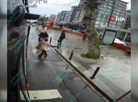 Küçükçekmece’de kaza! İETT’den inen kadına motosiklet çarptı: Dehşet anı kamerada