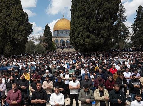 41 gün kapalı tutulan Mescid-i Aksa'da ilk cuma namazı! On binlerce Müslüman akın etti