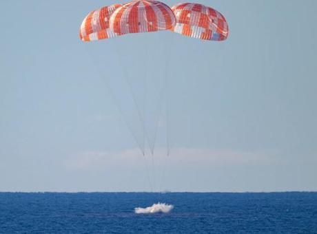 Ay'ın karanlık yüzünü ilk onlar gördü! Artemis II mürettebatı Dünya'ya döndü