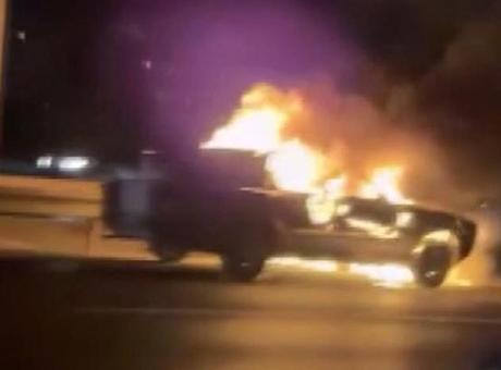 Ümraniye TEM Otoyolu’nda otomobil alev alev yandı