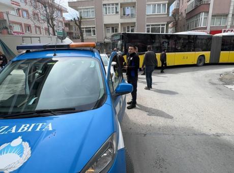 Avcılar’da tek bir araç yüzünden trafik durdu! İETT otobüsleri ilerleyemedi, sürücüler tepki gösterdi