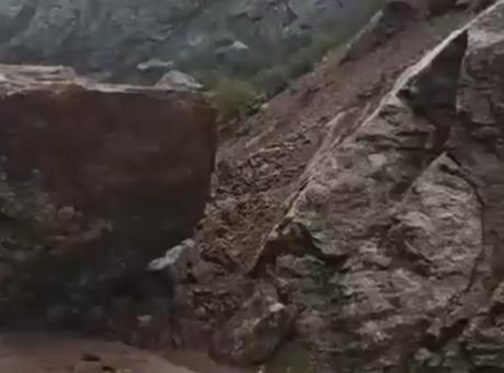 Dağdan kopan dev kaya yolu kapattı! Sürücüler mahsur kaldı