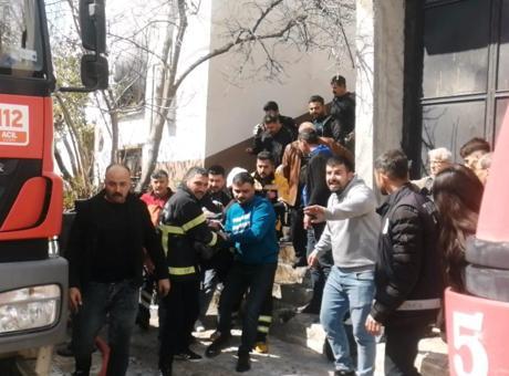 Tokat’ta iki katlı evde yangın! Komşusunu kurtarmak için dumanların içine daldı