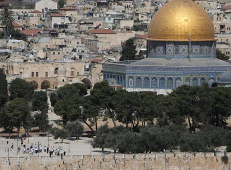 İsrail polisi, Mescid-i Aksa'da avlusunda 2 kadın ve 1 görevliyi gözaltına aldı