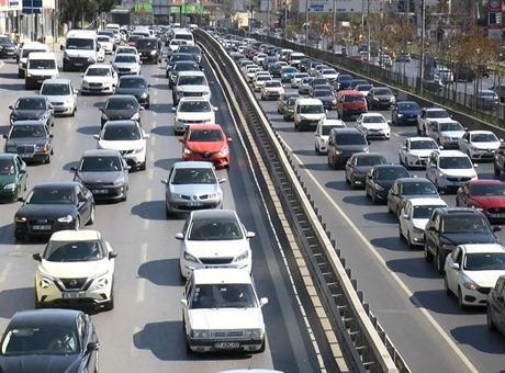 İstanbul yine haftaya trafikle başladı: Yoğunluk yüzde 72'ye ulaştı