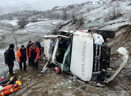 Artvin’de kar ve buzlanma faciası! Ambulans uçuruma yuvarlandı: 1 ölü, 4 yaralı