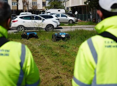 Parkta gören şaşırdı! Samsun 2 robot göreve başladı: 6 kişilik işi tek başına yapıyorlar