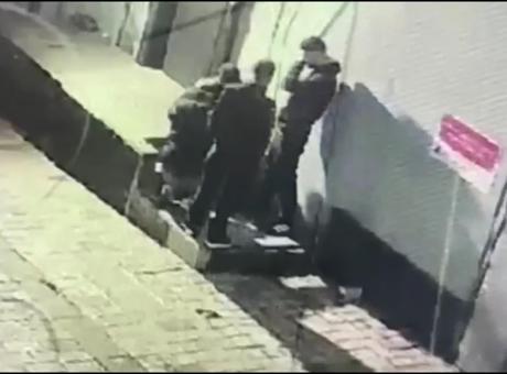 Taksim’de pes dedirten yöntem! 'Yardım edelim' diyerek yanaşıp alkolün etkisindeki kişiyi hedef aldılar