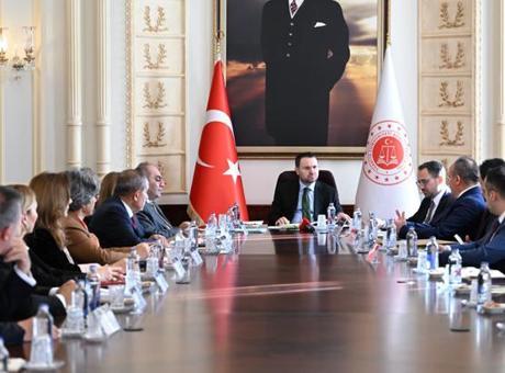 Adalet Bakanı Gürlek, Türkiye Noterler Birliği heyeti ile görüştü
