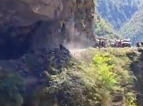 Devasa kaya saniyeler içinde çöktü! Facia anı kamerada