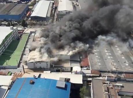 Ümraniye Dudullu’da imalathane yangını: Alevler kısa sürede büyüdü, müdahale anları görüntülendi