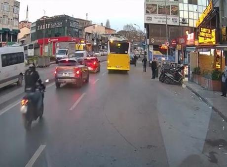 Ümraniye’de aniden duran araca motosiklet çarptı! O anlar böyle kaydedildi