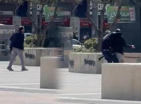 Diyarbakır’da sokakta korku dolu anlar! 'Sağa sola sıkacağım' diyerek ateş açtı