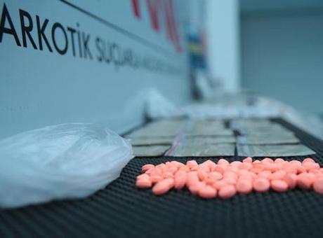 İstanbul'da uyuşturucu satıcılarına yönelik operasyonda yakalanan 16 zanlı tutuklandı