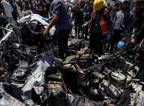 Gazze'de sivil araç vuruldu, ölüler var! Geride korkunç görüntüler kaldı