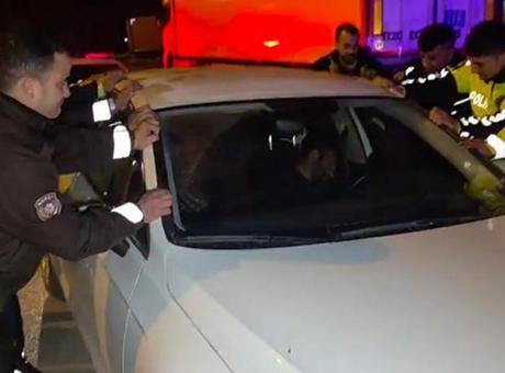 Polis sızan sürücüyü uyandırmak için aracı beşik gibi salladı!