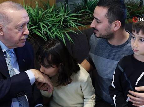 Cumhurbaşkanı Erdoğan kafede vatandaşlarla sohbet etti