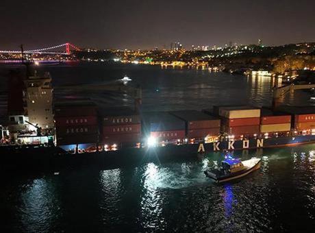 İstanbul Boğazı'nda faciadan dönüldü! Dümen arızası yaşayan gemi yalıya metreler kala durdu