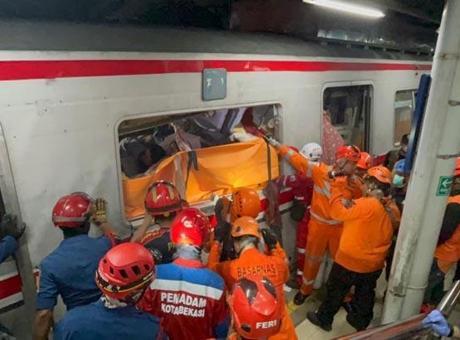 Endonezya'da katliam gibi tren kazası! Çok sayıda ölü ve yaralı var