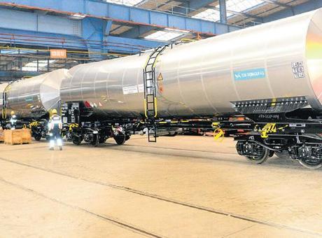 Güneş enerjisiyle tank taşıma vagonu