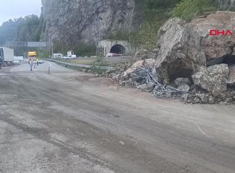 Artvin'de heyelan paniği! Dev kaya parçaları yolu kapattı