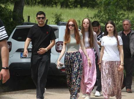 Türkiye’de yıllardır süren ilginç gelenek! Gençler 'Aşıklar Sokağı'nda eş adayını bulmak için kilometrelerce yürüyor
